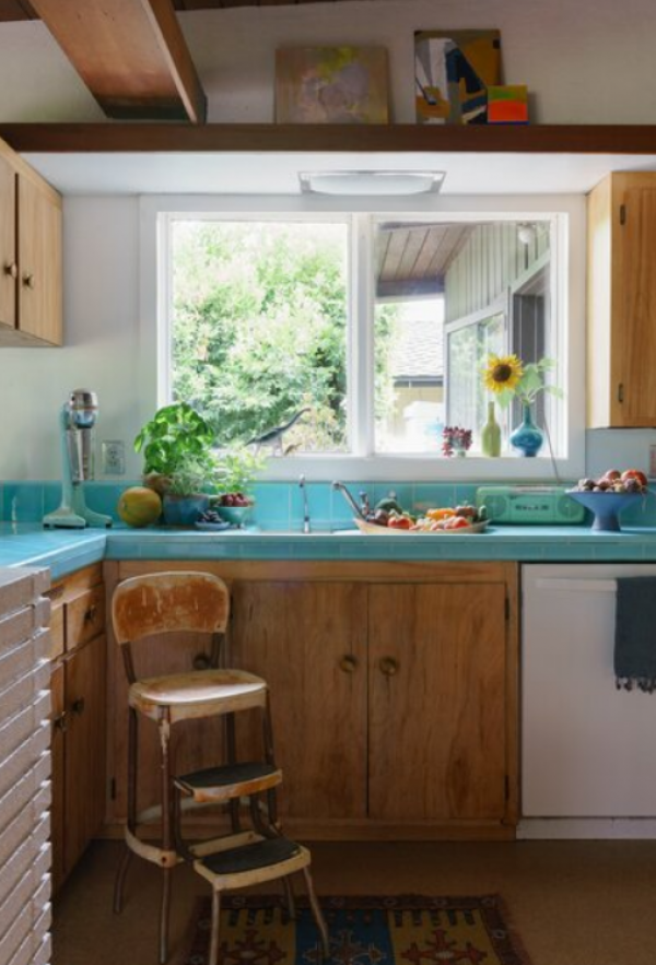 Dapur dengan backsplash mozaik dan furnitur kayu antik